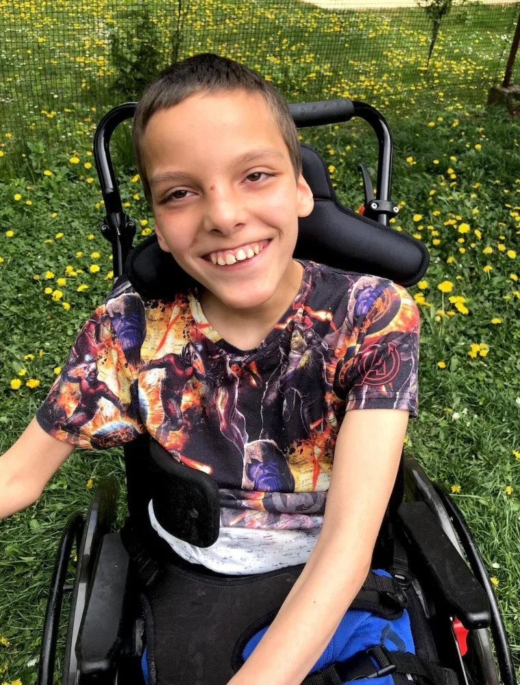 Přidušení miminka při porodu změnilo rodině život. Pomoci v těžké situaci teď může každý