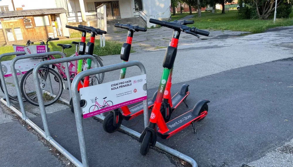 Koloběžky, kam se podíváš. Vedení města nešetří kritikou na provozovatele sdílených koloběžek.