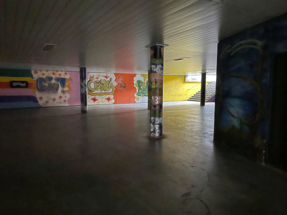 Ostuda Budějc. Podchod u nádraží zahaluje tma kvůli výpadkům elektřiny, chodci si stěžují na exkrementy