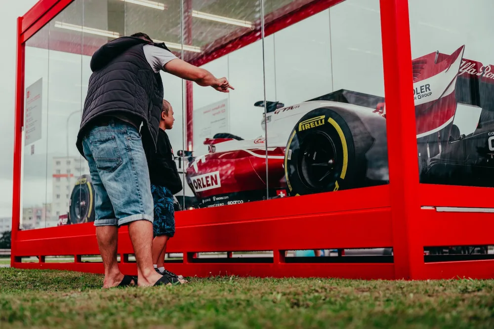 V Budějcích vystavuje stáj Alfa Romeo monopost z formule 1