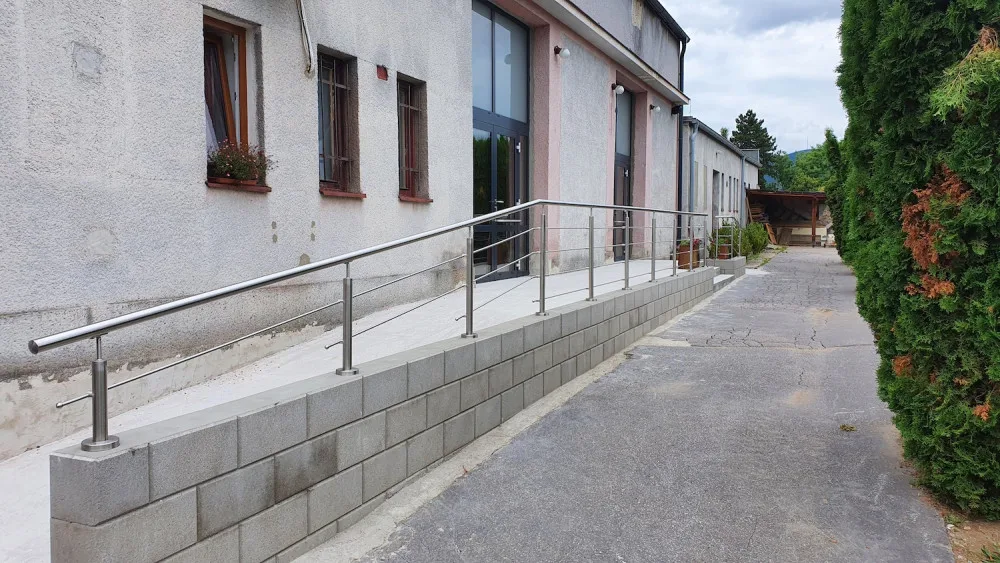 Oprava obřadní síně na českokrumlovském hřbitově vyšla na dva miliony korun. Práce budou pokračovat na podzim