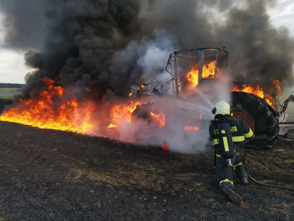 Břehov zahalil černý dým. Na louce za obcí lehl popelem traktor za miliony korun.