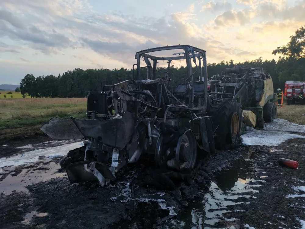 Břehov zahalil černý dým. Na louce za obcí lehl popelem traktor za miliony korun