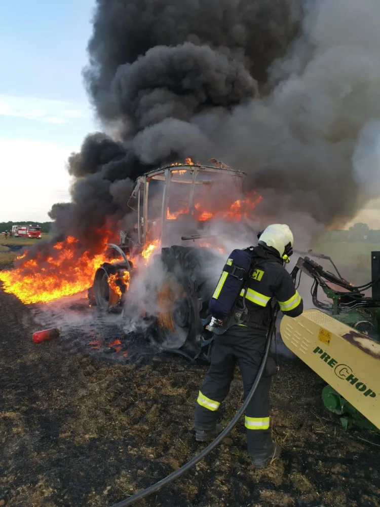 Břehov zahalil černý dým. Na louce za obcí lehl popelem traktor za miliony korun