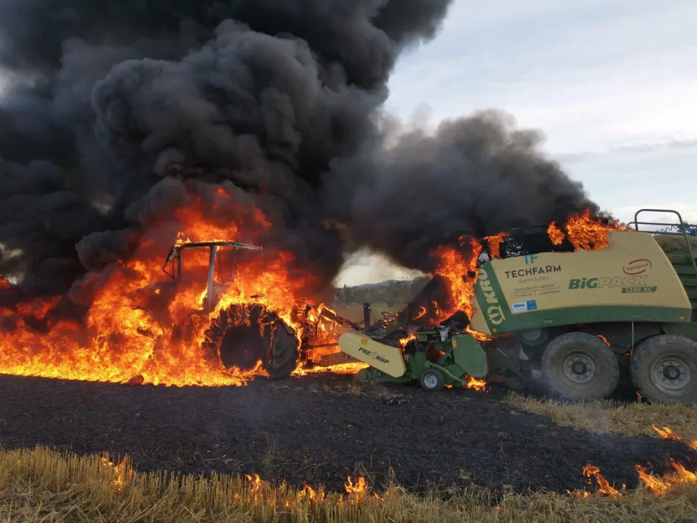 Břehov zahalil černý dým. Na louce za obcí lehl popelem traktor za miliony korun