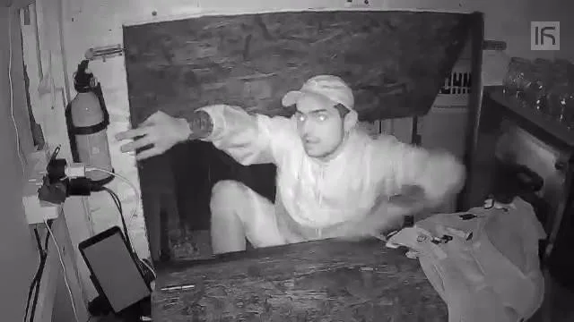 Při vloupání do stánku s občerstvením zachytila zloděje kamera. Pátrá po něm policie
