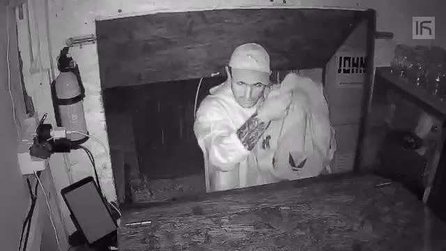Při vloupání do stánku s občerstvením zachytila zloděje kamera. Pátrá po něm policie