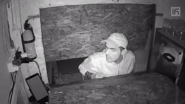 Při vloupání do stánku s občerstvením zachytila zloděje kamera. Pátrá po něm policie