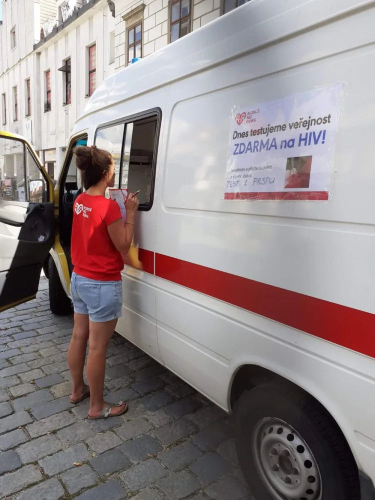 Nákaza HIV je stále aktuální. Rozkoš bez rizika vyráží se svou testovací sanitkou na jih Čech