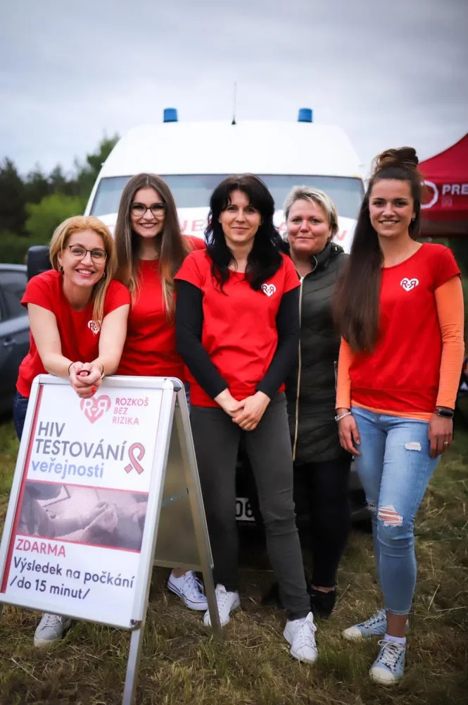 Nákaza HIV je stále aktuální. Rozkoš bez rizika vyráží se svou testovací sanitkou na jih Čech