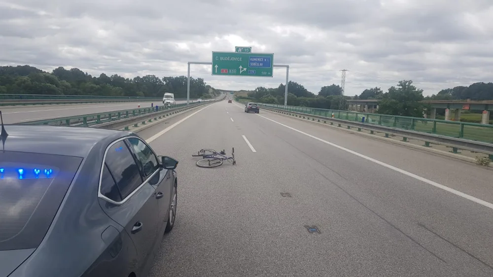 Řidiči upadlo na dálnici jízdní kolo z nosiče. Jen se štěstím nezpůsobilo žádnou nehodu.