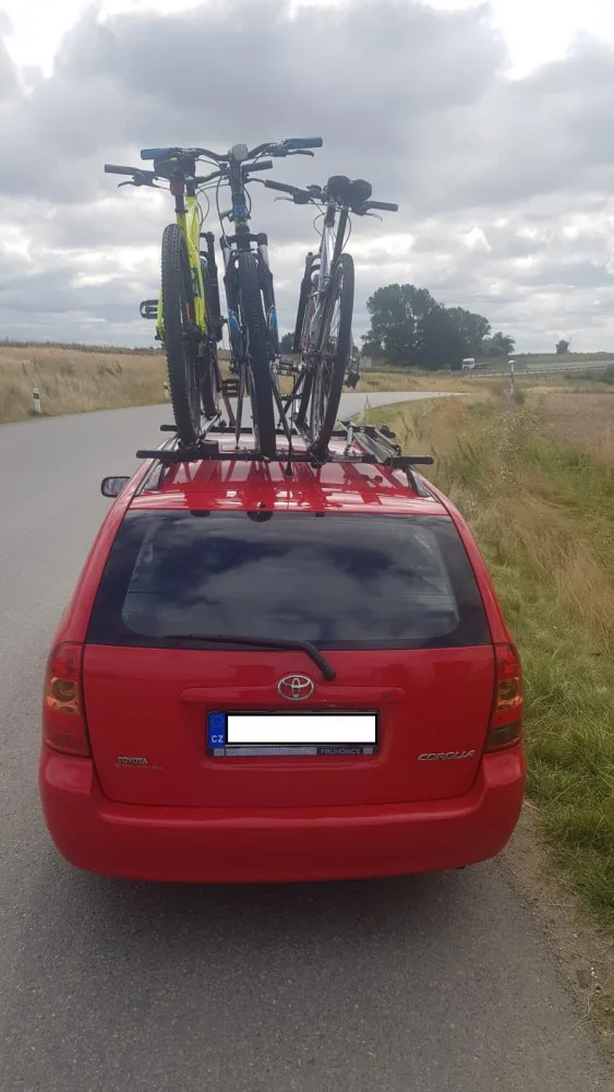 Řidiči upadlo na dálnici jízdní kolo z nosiče. Jen se štěstím nezpůsobilo žádnou nehodu