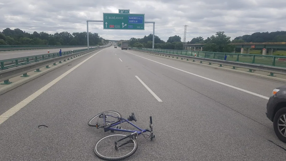 Řidiči upadlo na dálnici jízdní kolo z nosiče. Jen se štěstím nezpůsobilo žádnou nehodu
