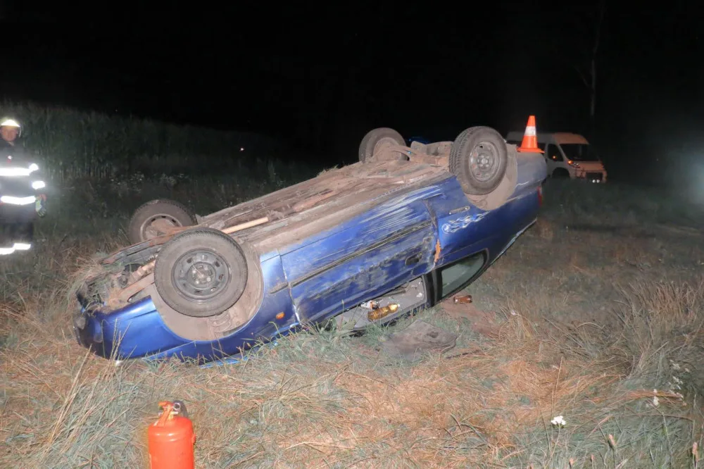 Opilá řidička vyjela mimo silnici, po nárazu do stromu skončilo její auto na střeše