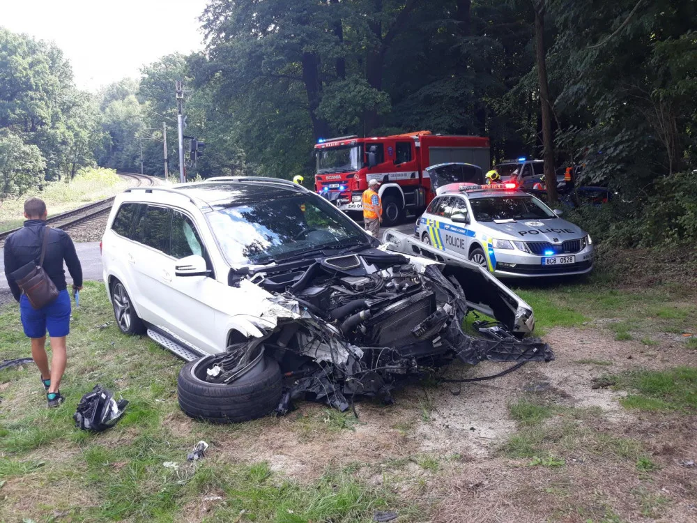 Další nehoda na železnici. U obce Hosín vjelo auto před rozjetý vlak