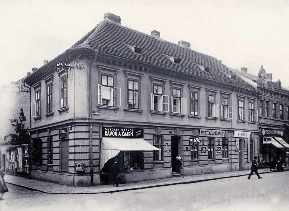 Hostinec U Vlášků na rohu Rudolfovské a Lipenské.