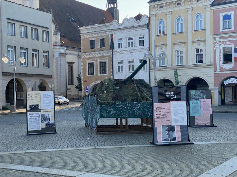 Maketa tanku T-54 připomíná v Č. Budějovicích okupaci z roku 1968