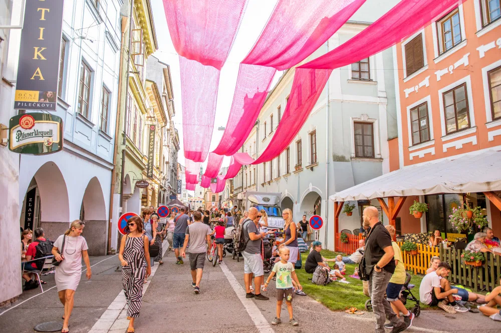 KULTURNÍ TIPY: Centrum zaplní pouliční umělci a výběrová káva, Jižní Block ovládne Kapitán Demo.