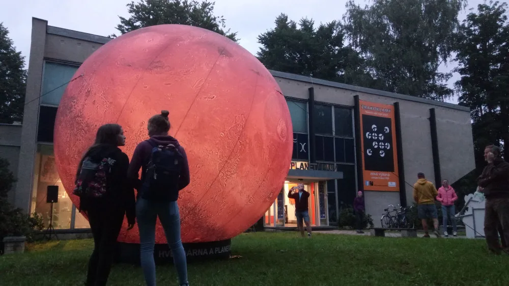 Mars na dotek ruky: Návštěvníci budějovické hvězdárny prozkoumávají Rudou planetu.
