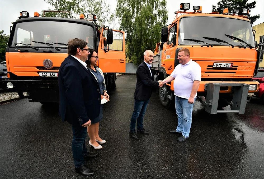 Představitelé Koločavy si z jihu Čech odvezli dva nákladní automobily