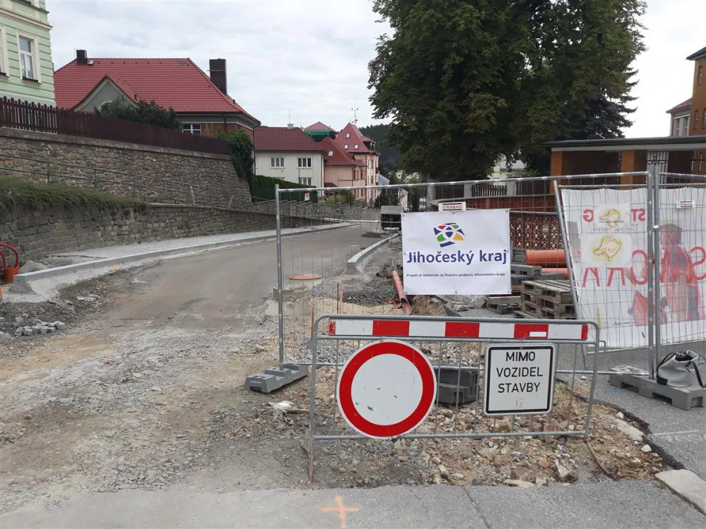 Vimperk opravuje páteřní silnici 1. máje za 70 milionů korun