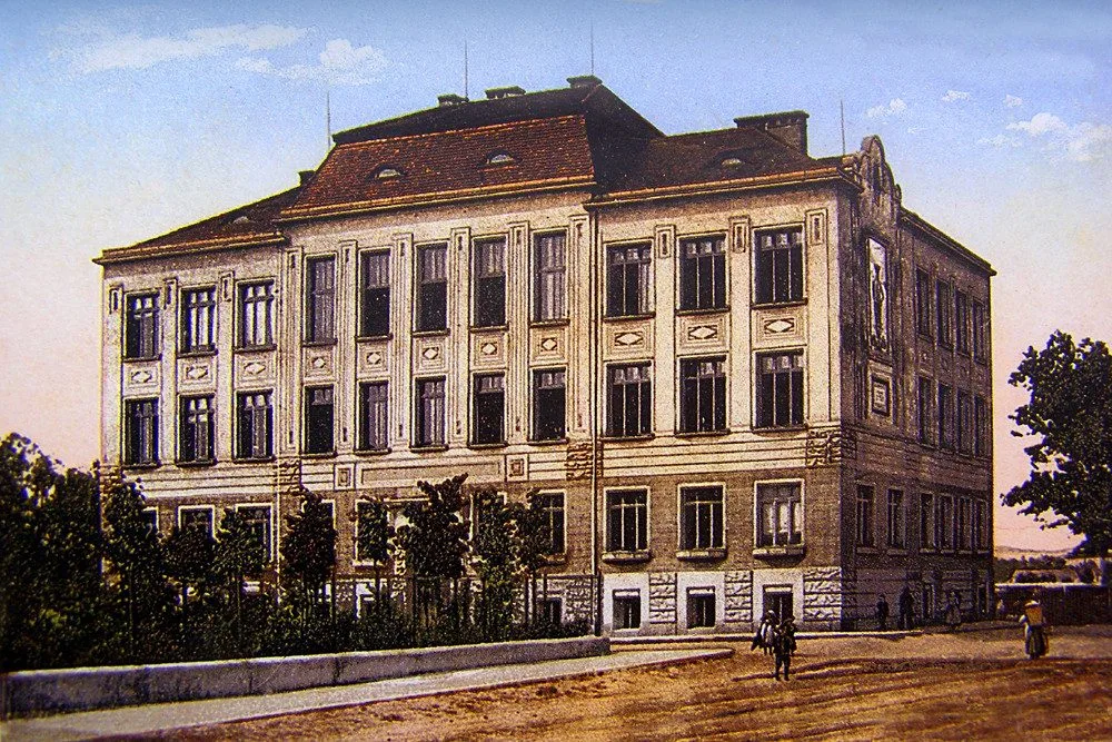 Secesní budova Obchodmí školy v Resslově ulici po roce 1908.