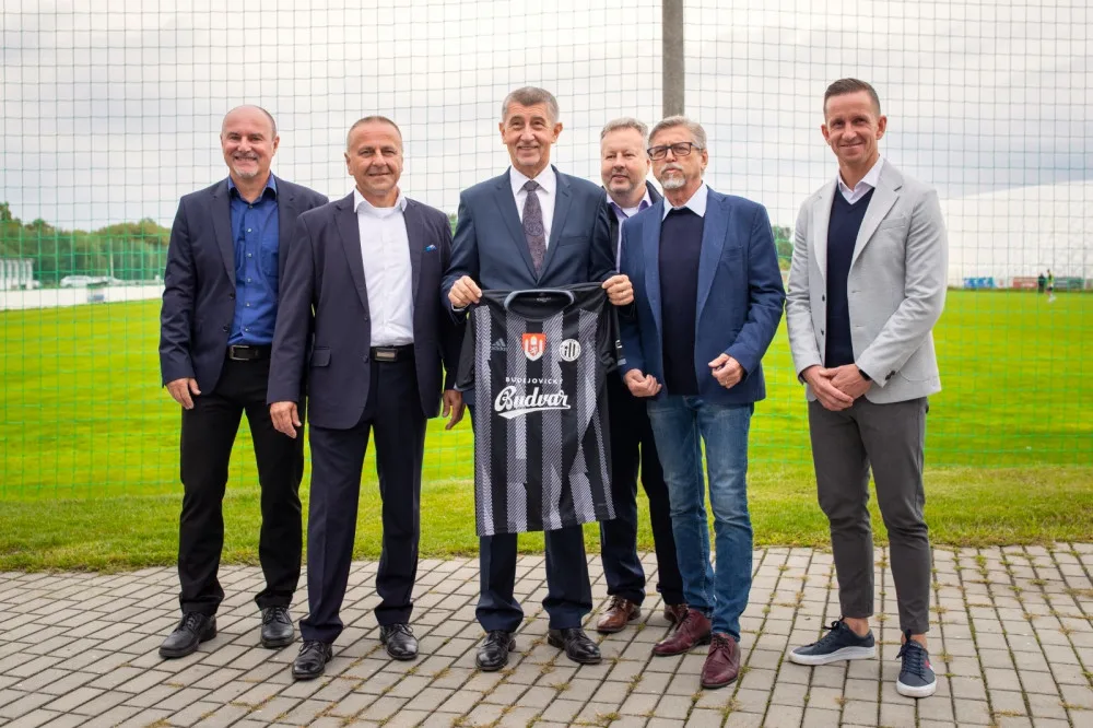 Premiér na Složišti s dresem Dynama nadzvedl fanoušky. Byli jsme požádáni radnicí, hájí se klub.