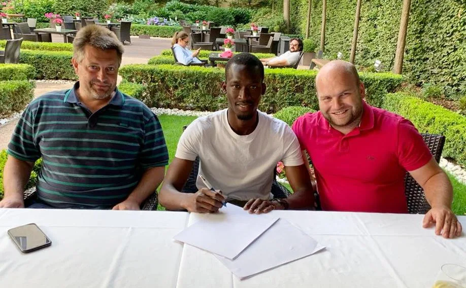Zleva trenér FC MAS Táborsko Miloslav Brožek, Abdallah Sima a výkonný ředitel Táborska Josef Holub.