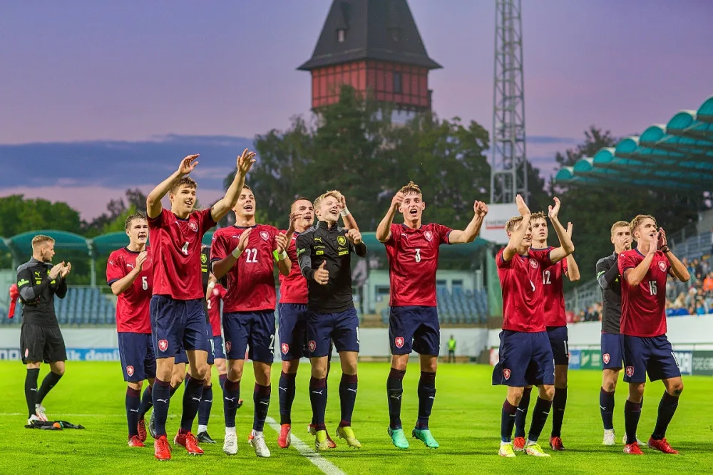 Česká reprezentace do 21 let slaví výhru nad Slovinskem.