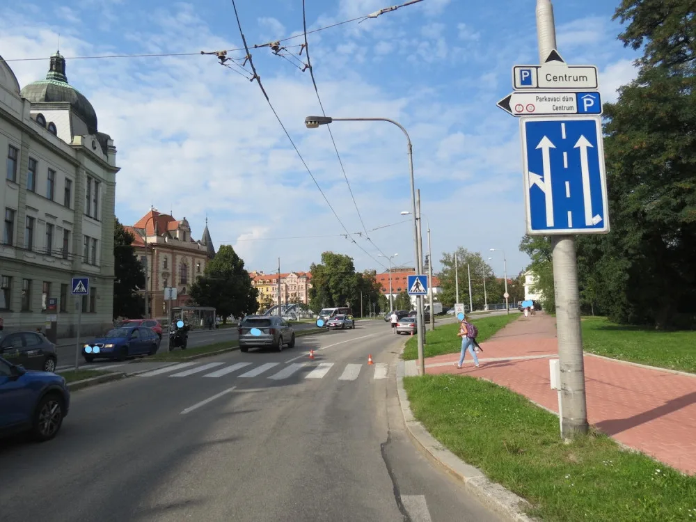Ženu na přechodu pro chodce srazil řidič. Policie hledá svědky