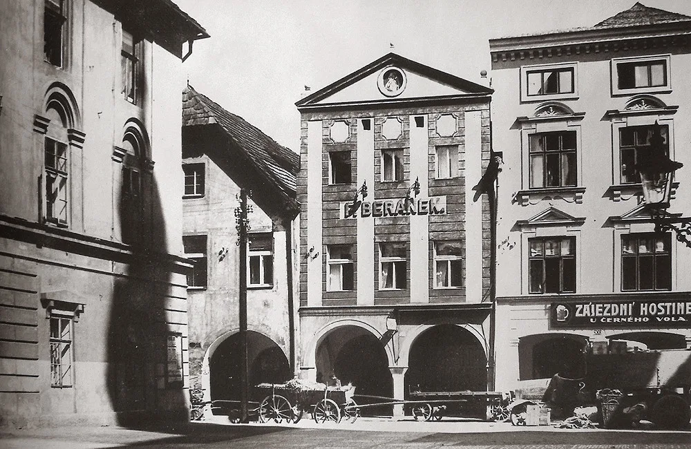 Firma F. Beránek, výroba a výčep lihovin v Kněžské po roce 1930.