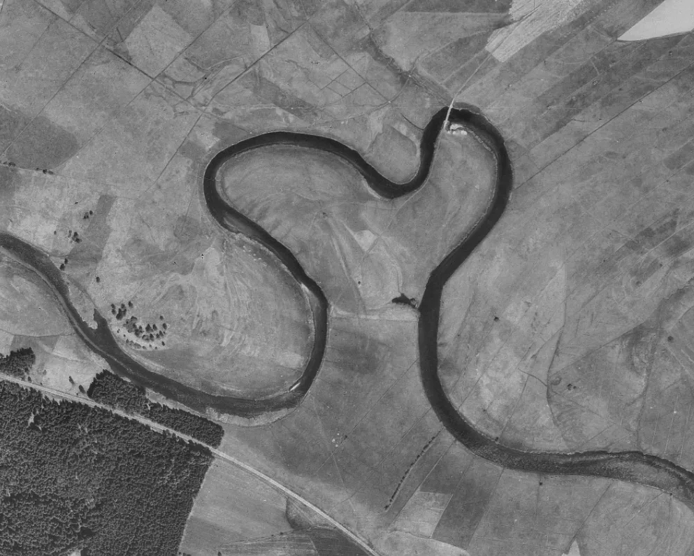 Meandr Vltavy, který připomíná meandr, se pod hladinou zachoval.
