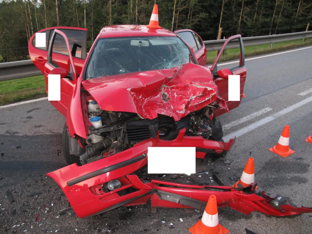 Při nehodě se zranili tři lidé.