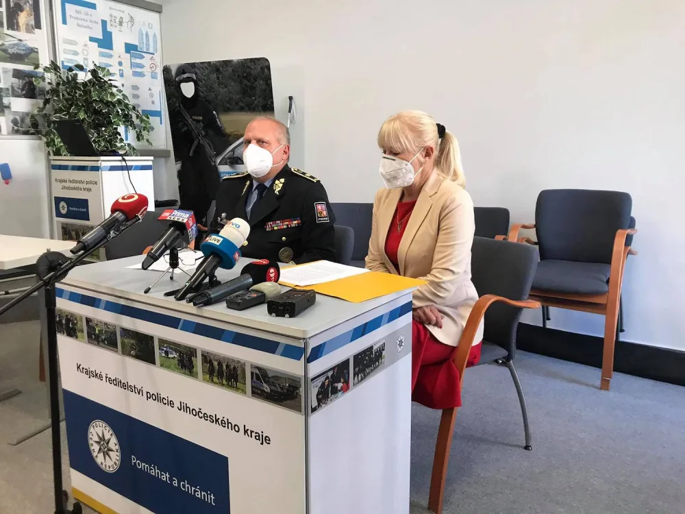 Policie zveřejnila podrobnosti k vraždě nedaleko Protivína. Na fotce je šéf jihočeské policie Luděk Procházka a vyšetřovatelka Renata Miková. Autor: Jakub Bartoš