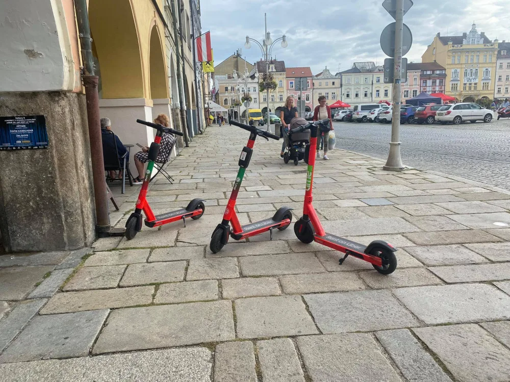 Elektrokoloběžky na budějovickém náměstí Přemysla Otakara II.