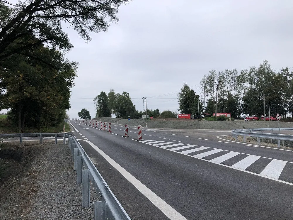 Křižovatka se nachází u Velešína na hlavním tahu z Českých Budějovic na Rakousko.