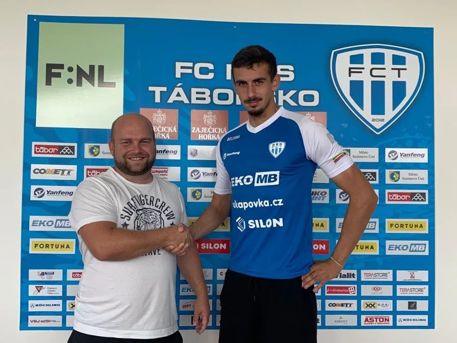 Ředitel klubu FC MAS Táborsko Josef Holub a nová posila Semen Lazarchik.