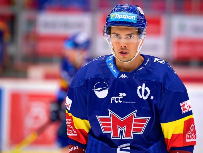 Kanadský obránce Stuart Percy.