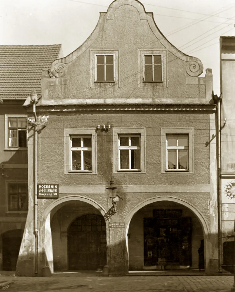 Barokní dům se starším jádrem v Kněžské 28 po roce 1930.