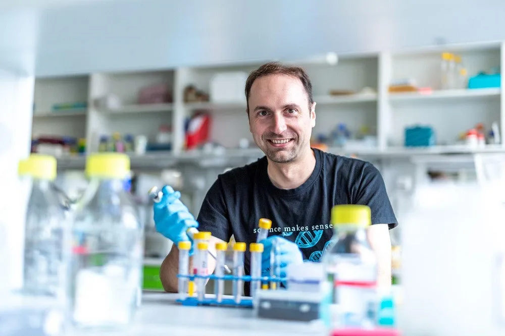 Virolog Daniel Růžek z Biologického centra AV ČR.