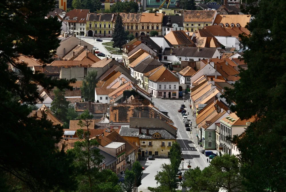 Hlavní silnice I/4 vede centrem Volyně.