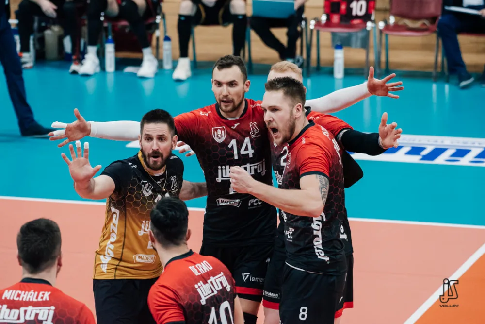Filip Stoilovič (číslo 14)se raduje se spoluhráči.
