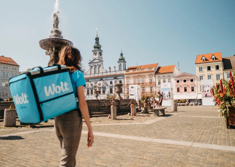 Wolt dnes začal rozvážet v Budějcích. První dva týdny uživatele potěší dopravou zdarma