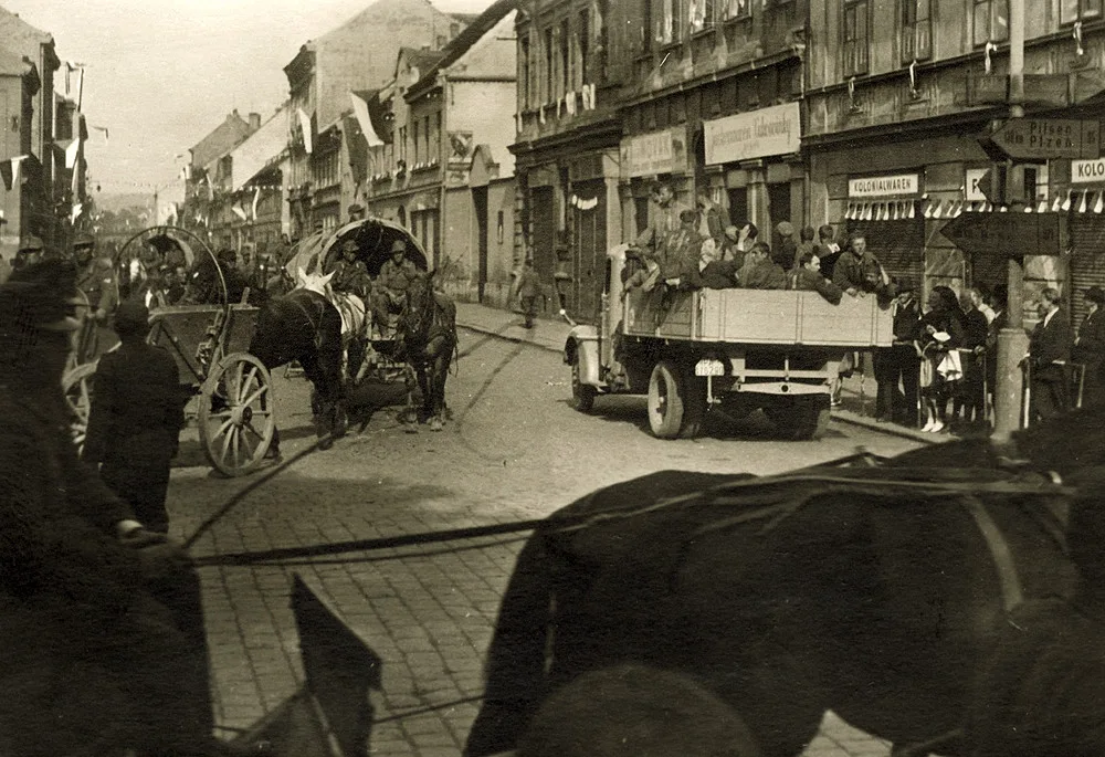 Dopravní situace odpoledne na Rudolfovské dne 9. května 1945.