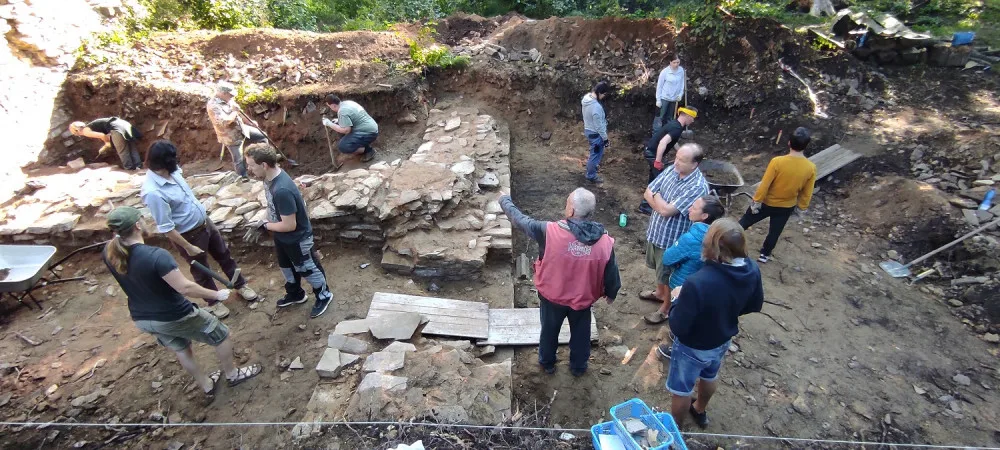 Karlův Hrádek je originální učebnicí i učebnou pro experty, studenty archeologie i milovníky historie