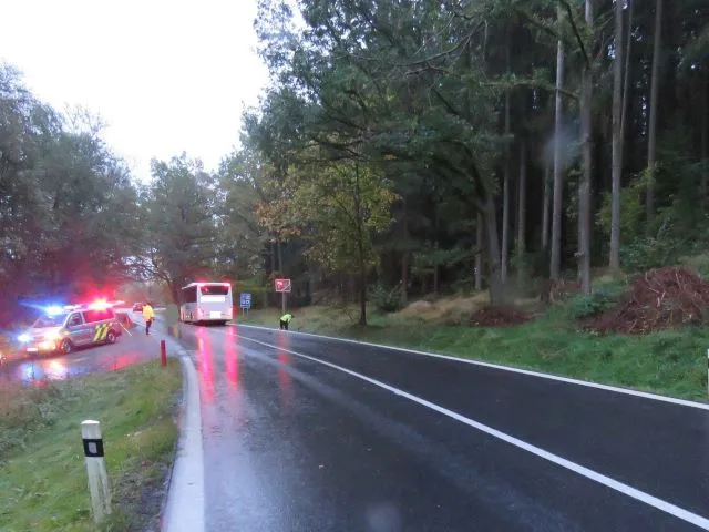 Neosvětleného cyklistu srazil autobus. Při převozu do nemocnice zemřel