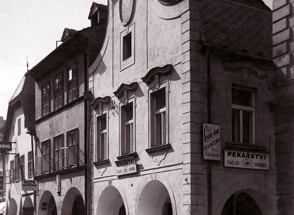 Kněžská 17, pekařství U Vondrů po roce 1930.
