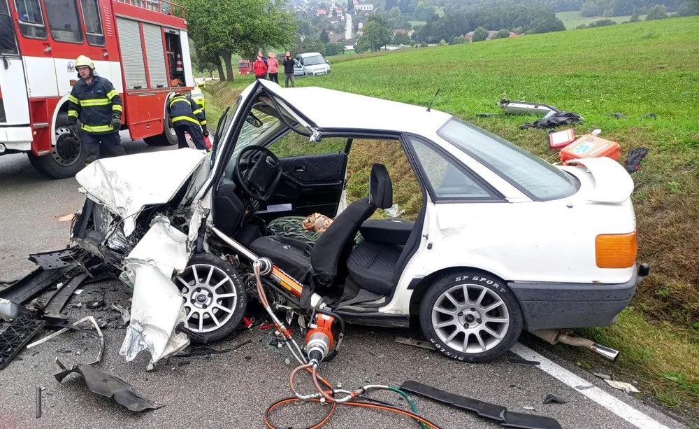 Po střetu auta s kamionem museli hasiči jednoho člověka vyprošťovat