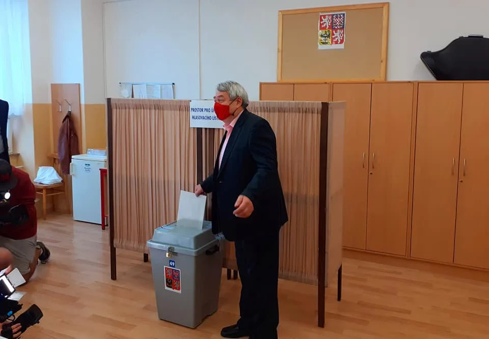 Vojtěch Filip dnes volil v českobudějovické škole Bezdrevská. Zdroj: Facebook Vojtěcha Filipa