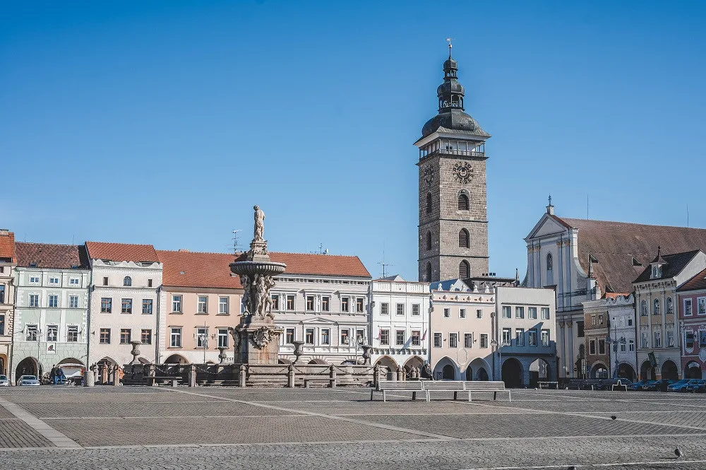 Lidé bez domova pomáhají uklízet i centrum Českých Budějovic.